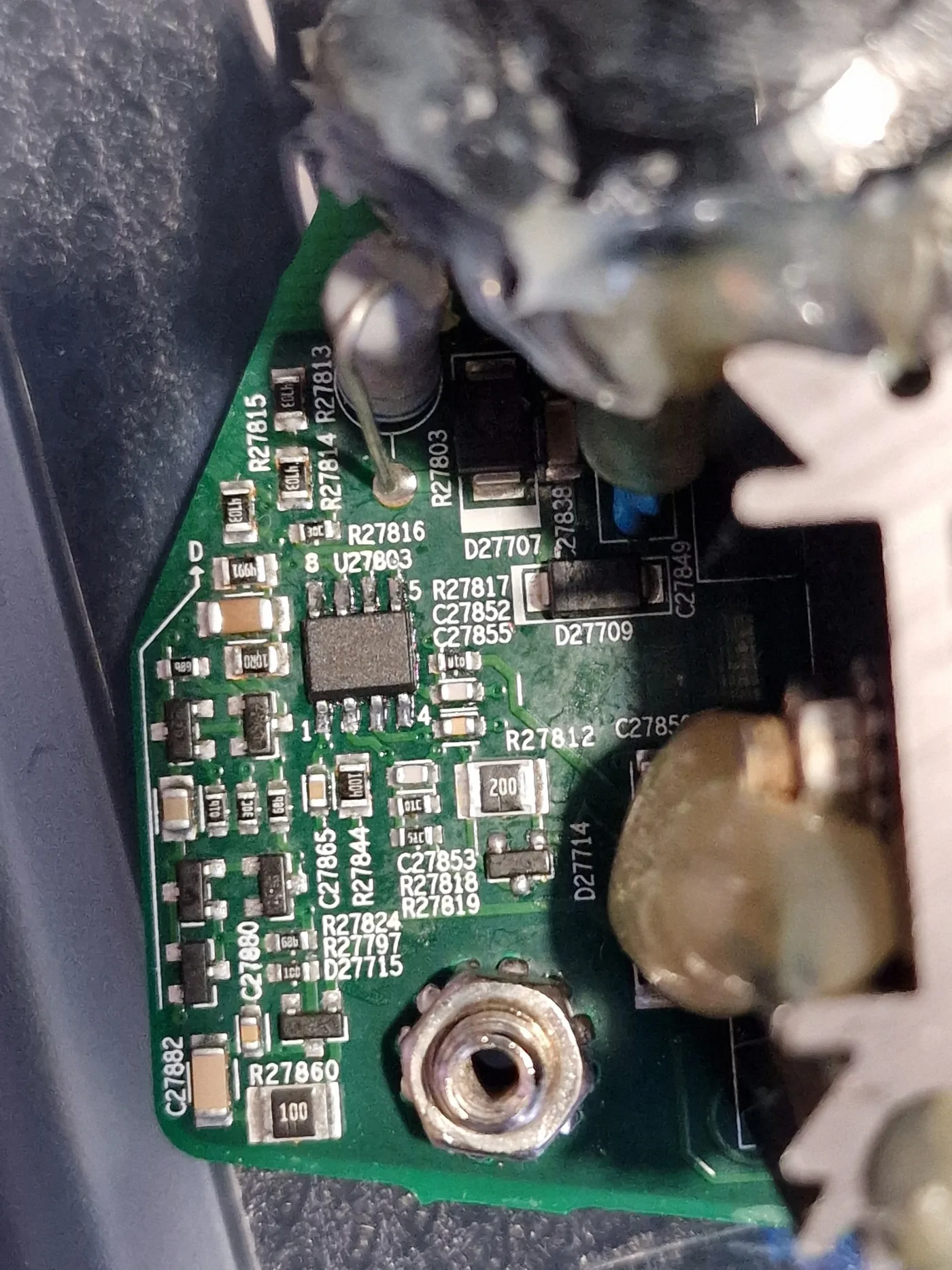 Zbliżenie płyty modułu podczas diagnostyki elektroniki